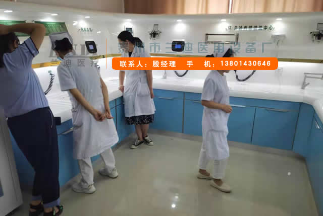兰迪医疗技术工程师为山西省仁怀县中医院医护人员培训如何使用胃镜清洗中心工作站的现场图